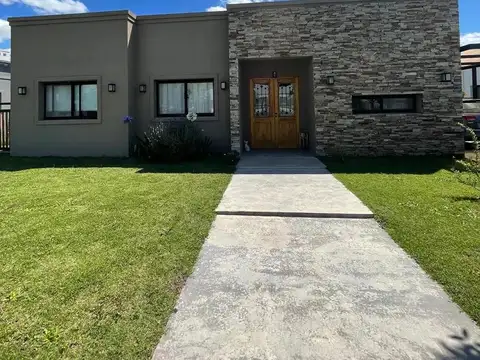 Casa en venta - 3 Dormitorios 2 Baños - Pilar