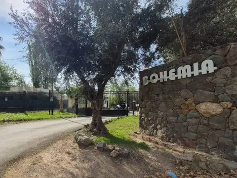 VENTA de Propiedad en obra con amplio terreno y piscina