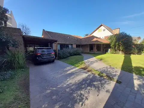 EN UNA MUY BUENA ZONA RESIDENCIAL, MUY BUEN CHALET EDIFICADO EN DOS PLANTAS SOBRE GRAN TERRENO