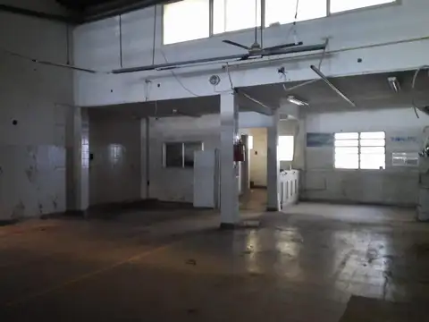 LOCAL  8,66 X 45 .EXCELENTE LOCAL COMERCIAL 700 m2 SIN COLUM