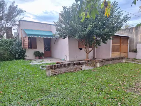 VENDO CASA EN VILLA ELISA, AMPLIA, MUY BUENA UBICACION 