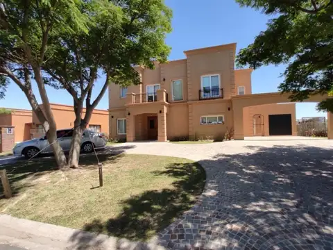Casa en Venta con 3 cocheras