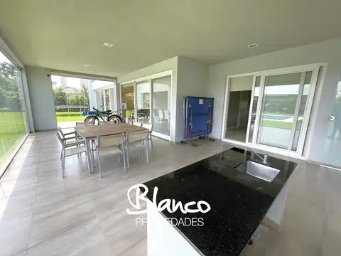 Casa 8 ambientes con 5 baños