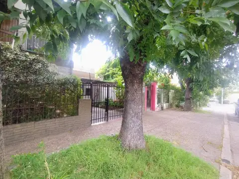 PH con patio, cochera y excelente ubicación en Olivos – Alquiler