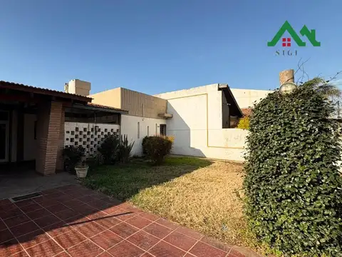 Casa en venta de 3 dormitorios con quincho y amplio terreno en Barrio Alejandro Centeno