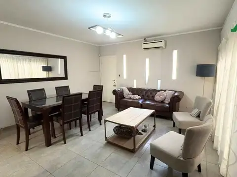 Casa en venta de 3 dormitorios con quincho y amplio terreno en Barrio Alejandro Centeno
