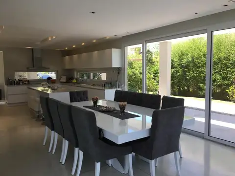 Casa 7 ambientes con 4 baños