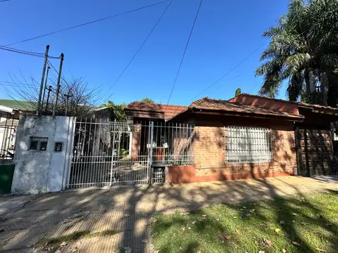 En venta Casa con amplio jardin en el centro de Jose C. Paz - A 150 mts de Gaspar Campos