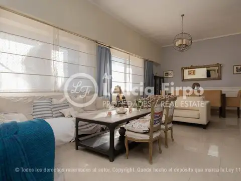 Hermosa casa Integramente reciclada, con patio y terrazas. (Acepta prop. en forma de pago)