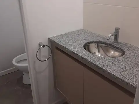 Local en Av. Edison 1600 a la calle en alquiler 24 meses