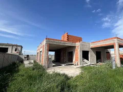 IMPONENTE Casa a Terminar a la venta en Cañuelas