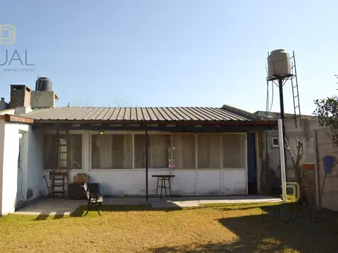 VENTA CASA UN DORMITORIO CON AMPLIO PATIO Y QUINCHO EN ROLDÁN