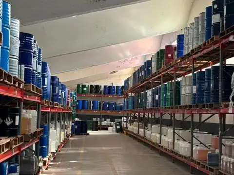 Depósito de 1480 m2 en alquiler con oficinas dentro de predio con seguridad, Carapachay