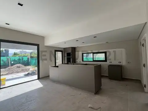 Casa 4 ambientes con 2 baños