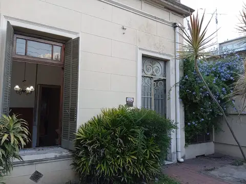 Casa 3 ambientes al frente c/galería y jardín