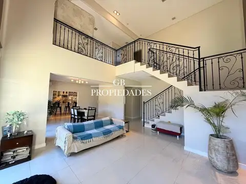 Casa en Venta con 6 cocheras