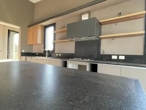 Casa 4 ambientes con 4 baños