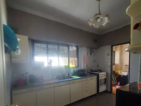 VENDO Galpon de 480m2 aprox.- mas 2 deptos 3 ambientes