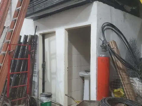 VENDO Galpon de 480m2 aprox.- mas 2 deptos 3 ambientes