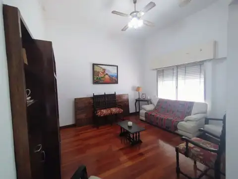 VENTA DE CASA DE 3 DORMITORIOS CON COCH. EN B° SUR