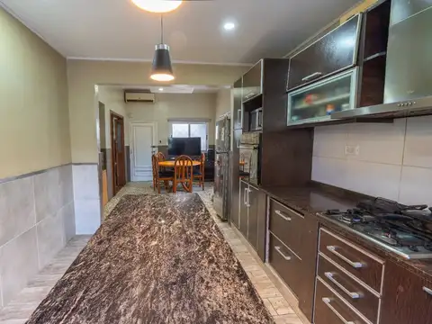 VENTA CASA CON FONDO , QUINCHO Y COCHERA EN WILDE