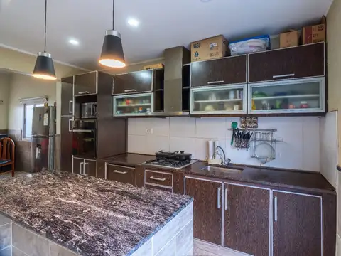 VENTA CASA CON FONDO , QUINCHO Y COCHERA EN WILDE