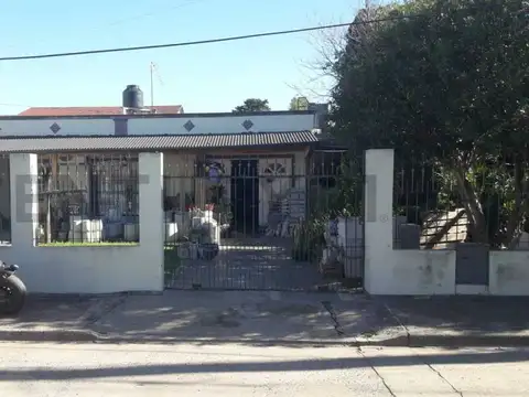 Venta casa amplio lote en Libertad Merlo