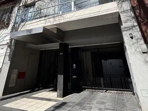EXCELENTE EDIFICIO, 2 AMBIENTES, CON COCHERA Y BAULERA DISPONIBLE.