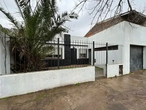 VENTA CASA 4 AMBIENTES APTO CREDITO CON PARQUE