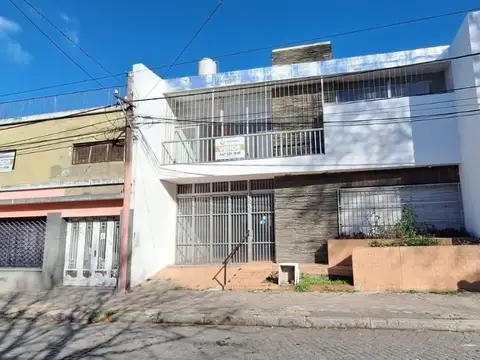 Casa de 2 pisos EN VENTA, 4 dormitorios, patio, cochera, balcón y terraza. ZONA SUR