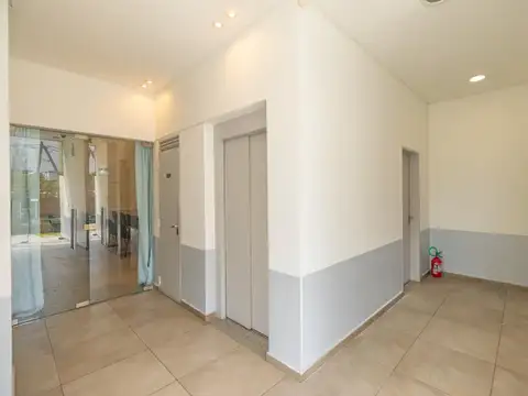 ALQUILER! IMPORTANTE EDIFICIO C/SALON, OFICINAS Y COCHERAS!