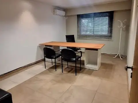 Oficina 8 ambientes con 2 baños
