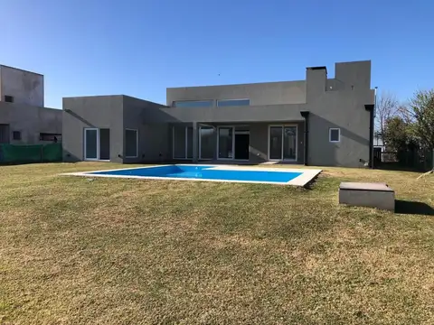 Casa en venta - 3 Dormitorios 3 Baños - Luján