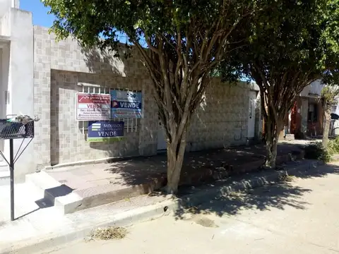 Vendo casa sobre avenida Pasteur, terreno amplio