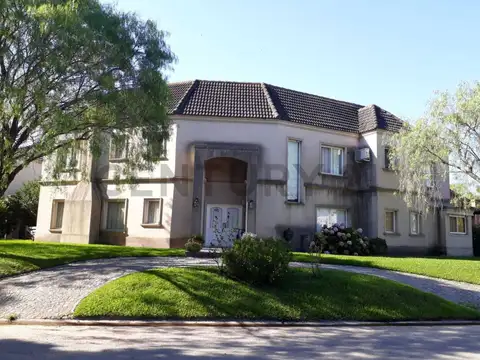 Casa 5 ambientes 250 superficie lote 600 metros, con pileta y parquización Barrio Septiembre