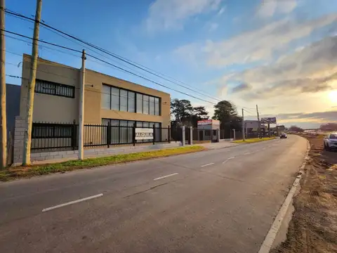 DEPOSITO CON OFICINAS  EN ALQUILER EN LOMA VERDE