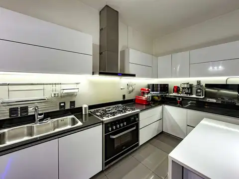 Casa 8 ambientes con 3 baños