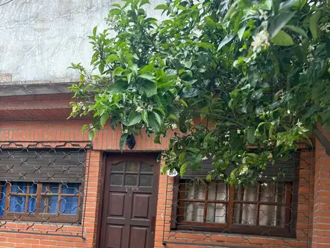 CASA DE 4 AMABIENTES EN CIUDADELA  VENTA O PERMUTA