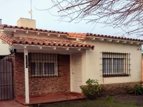 Linda casa, en excelente barrio 