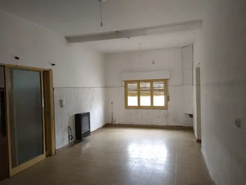 Casa 7 ambientes con 1 baño