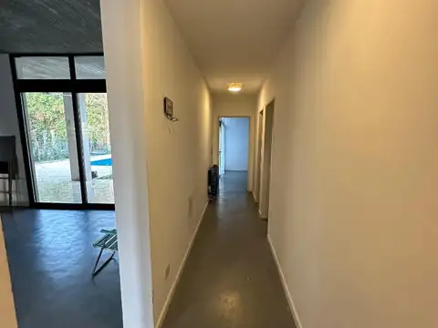 Casa en Alquiler con 3 cocheras