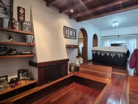 Venta Casa Duplex 6 amb. cochera 2 autos y jardin.  V.Martelli-B.Parque