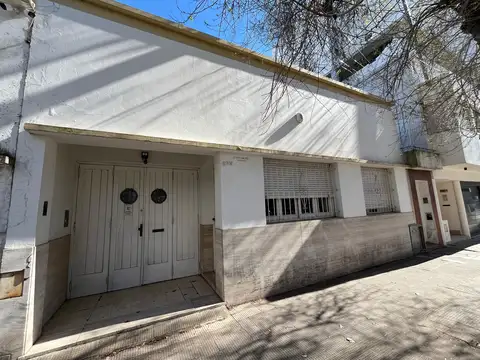 casa en venta, 2 dormitorios, cochera, jardin , patio, la plata