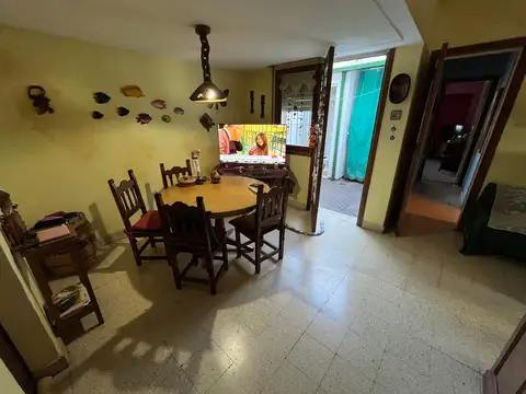 casa en venta, 2 dormitorios, cochera, jardin , patio, la plata