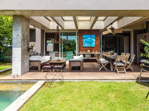 Casa en Venta con 2 cocheras