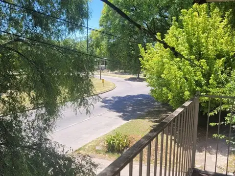 Departamento en PH frente ubicado sobre Av. 72, Villa Elvira