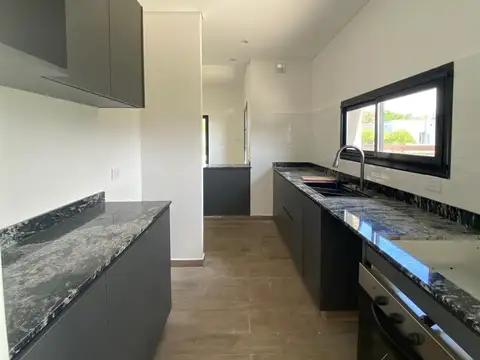 Casa en Venta con 4 cocheras