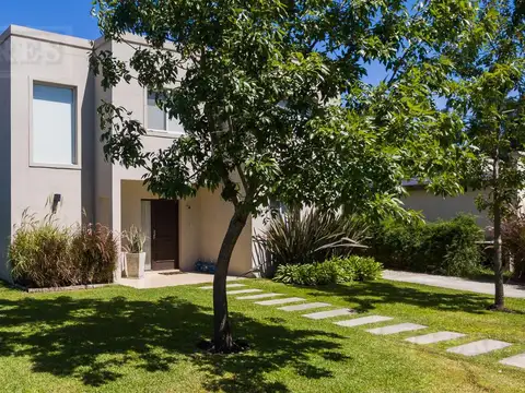 Casa en venta sobre Lote Interno - La Comarca Bancalari.