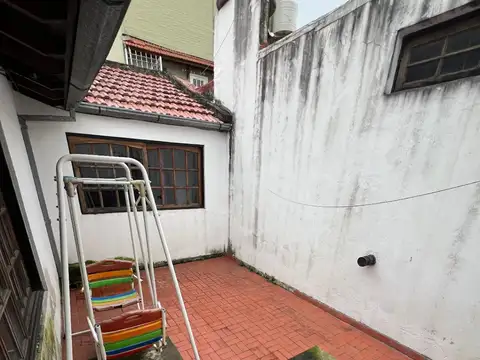 VIVIENDA MULTIFAMILIAR - CASA + DPTO - LOTE 9 x 25 – 2 COCHERAS SEMI-CUBIERTA