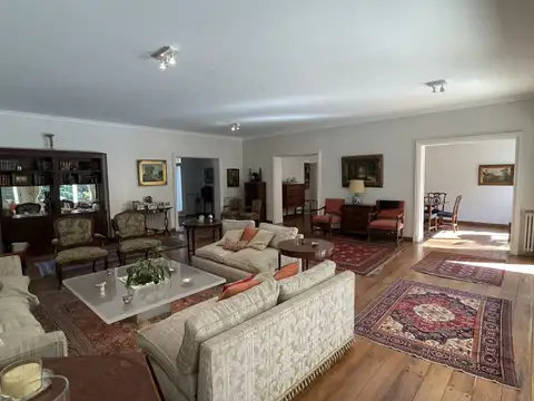 Casa 8 ambientes con 4 baños